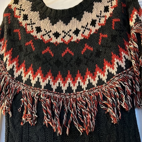 Boutique beautiful sweater with fringe - Picture 2 of 6